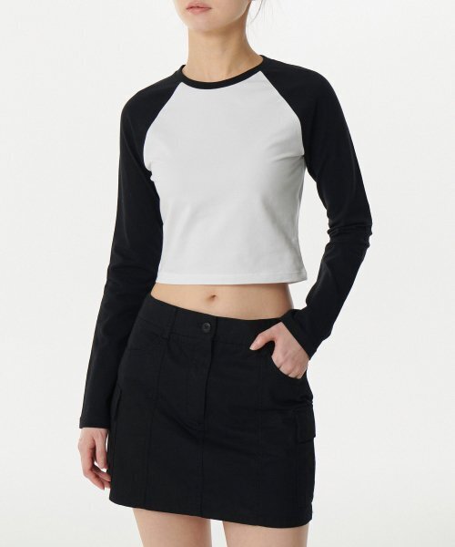 MUSINSA STANDARD WOMAN（ムシンサスタンダードウーマン）の「ウィメンズスリムクロップラグラン長袖Tシャツ[ホワイト/ブラック]（Tシャツ/カットソー・レディース・その他・SMALL/MEDIUM/X-SMALL/LARGE）」の4枚目の写真
