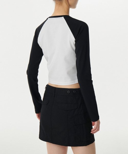MUSINSA STANDARD WOMAN（ムシンサスタンダードウーマン）の「ウィメンズスリムクロップラグラン長袖Tシャツ[ホワイト/ブラック]（Tシャツ/カットソー・レディース・その他・SMALL/MEDIUM/X-SMALL/LARGE）」の2枚目の写真
