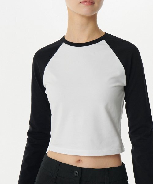 MUSINSA STANDARD WOMAN（ムシンサスタンダードウーマン）の「ウィメンズスリムクロップラグラン長袖Tシャツ[ホワイト/ブラック]（Tシャツ/カットソー・レディース・その他・SMALL/MEDIUM/X-SMALL/LARGE）」の3枚目の写真