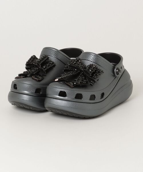 crocs(クロックス)の「crocs Crush Bedazzled Bows Clog / クロックス クラッシュ ベダズルド ボウズ クロッグ(サンダル・レディース・ダークグレー・25.0cm/24.0cm/23.0cm/22.0cm)」の1枚目の写真