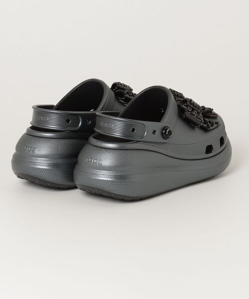 crocs(クロックス)の「crocs Crush Bedazzled Bows Clog / クロックス クラッシュ ベダズルド ボウズ クロッグ(サンダル・レディース・ダークグレー・25.0cm/24.0cm/23.0cm/22.0cm)」の2枚目の写真