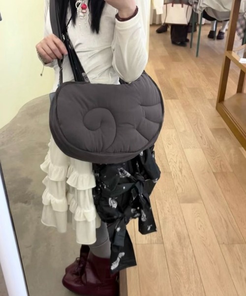LA VORAGINE（ラ ヴォラジネ）の「エンジェルウイング シェイプ ショルダーバッグ 調節可能ストラップ ミニマル（ショルダーバッグ・レディース・チャコールグレー/ホワイト・FREE）」の2枚目の写真
