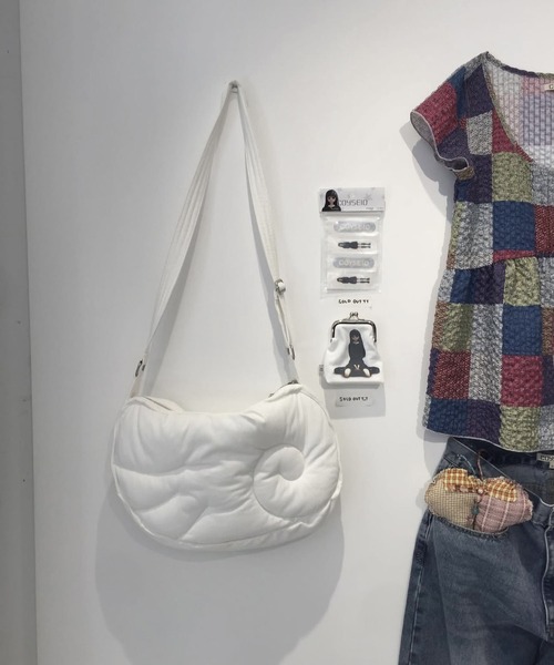 LA VORAGINE（ラ ヴォラジネ）の「エンジェルウイング シェイプ ショルダーバッグ 調節可能ストラップ ミニマル（ショルダーバッグ・レディース・チャコールグレー/ホワイト・FREE）」の13枚目の写真