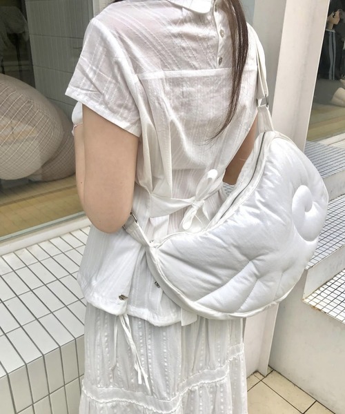 LA VORAGINE（ラ ヴォラジネ）の「エンジェルウイング シェイプ ショルダーバッグ 調節可能ストラップ ミニマル（ショルダーバッグ・レディース・チャコールグレー/ホワイト・FREE）」の21枚目の写真