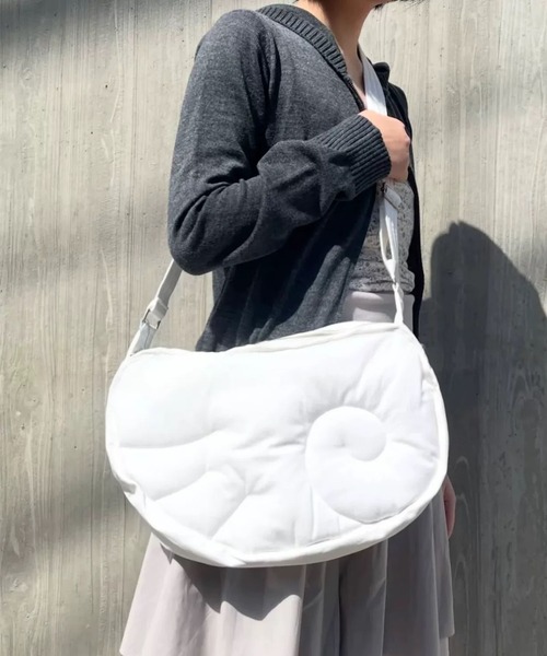 LA VORAGINE（ラ ヴォラジネ）の「エンジェルウイング シェイプ ショルダーバッグ 調節可能ストラップ ミニマル（ショルダーバッグ・レディース・チャコールグレー/ホワイト・FREE）」の17枚目の写真