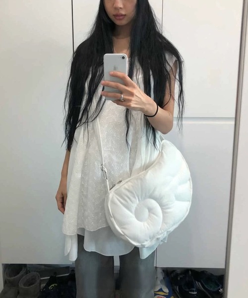 LA VORAGINE（ラ ヴォラジネ）の「エンジェルウイング シェイプ ショルダーバッグ 調節可能ストラップ ミニマル（ショルダーバッグ・レディース・チャコールグレー/ホワイト・FREE）」の14枚目の写真