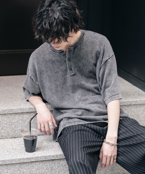 Rocky Monroe(ロッキーモンロー)の「オーバーサイズ ヴィンテージ加工ヘンリーネック半袖サマーニットTシャツ(ニット/セーター・メンズ・チャコール/ベージュ/ワイン/ブラック・XL/L/M)」の9枚目の写真