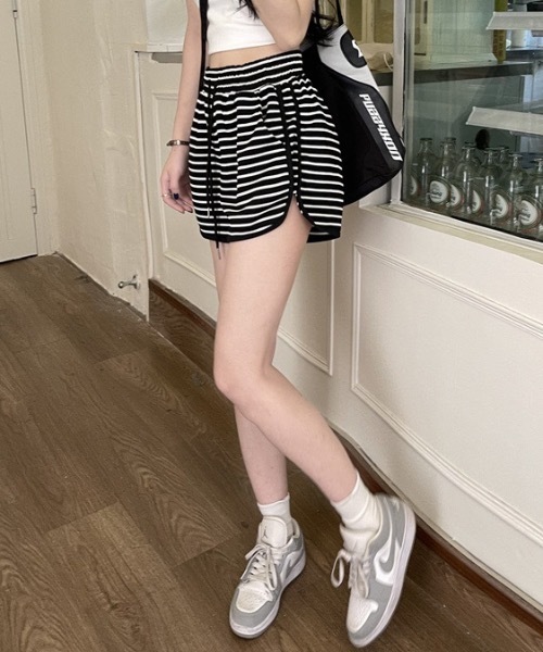 Teem Store（チームストア）の「ボーダー柄スウェットショートパンツ（その他パンツ・レディース・ブラック/アイボリー・F）」の4枚目の写真