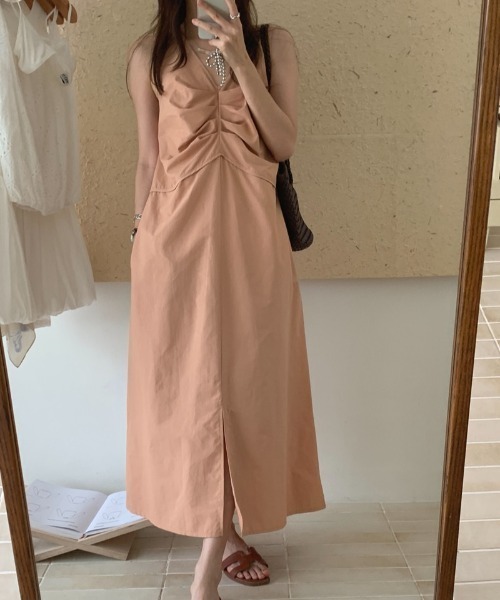 AMAJI(アマジ)の「Vネック ギャザー ノースリーブ スリット ワンピース(ワンピース・レディース・グリーン/ライトピンク・FREE)」の2枚目の写真