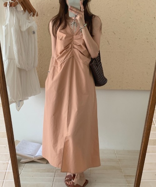 AMAJI(アマジ)の「Vネック ギャザー ノースリーブ スリット ワンピース(ワンピース・レディース・グリーン/ライトピンク・FREE)」の5枚目の写真