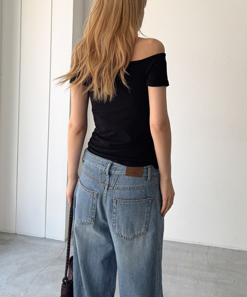 CANAL JEAN（キャナルジーン）の「El mar　ワンショルダーサイドギャザーTシャツ（Tシャツ/カットソー・レディース・アイボリー/ブラック・ONE SIZE）」の4枚目の写真