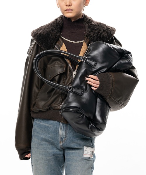 Maison MIHARA YASUHIRO(メゾンミハラヤスヒロ)の「"PUCKER" Puffer Duffle Bag(ショルダーバッグ・レディース・ブラック・FREE)」の6枚目の写真
