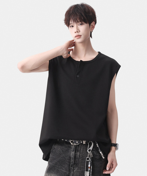 neos(ネオス)の「【neos】ワッフルヘンリーネック ノースリーブTシャツ ルーズシルエット タンクトップ(タンクトップ・メンズ・ブラック/ホワイト/グレー・MEDIUM/X-LARGE/LARGE)」の4枚目の写真