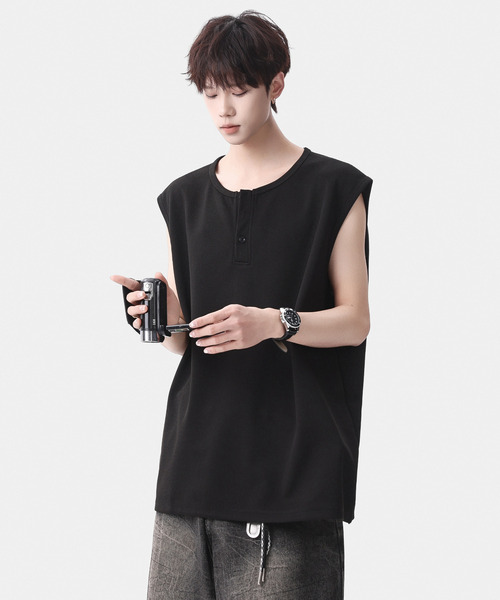 neos(ネオス)の「【neos】ワッフルヘンリーネック ノースリーブTシャツ ルーズシルエット タンクトップ(タンクトップ・メンズ・ブラック/ホワイト/グレー・MEDIUM/X-LARGE/LARGE)」の8枚目の写真