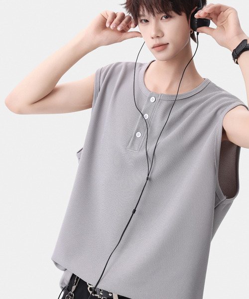 neos(ネオス)の「【neos】ワッフルヘンリーネック ノースリーブTシャツ ルーズシルエット タンクトップ(タンクトップ・メンズ・ブラック/ホワイト/グレー・MEDIUM/X-LARGE/LARGE)」の9枚目の写真