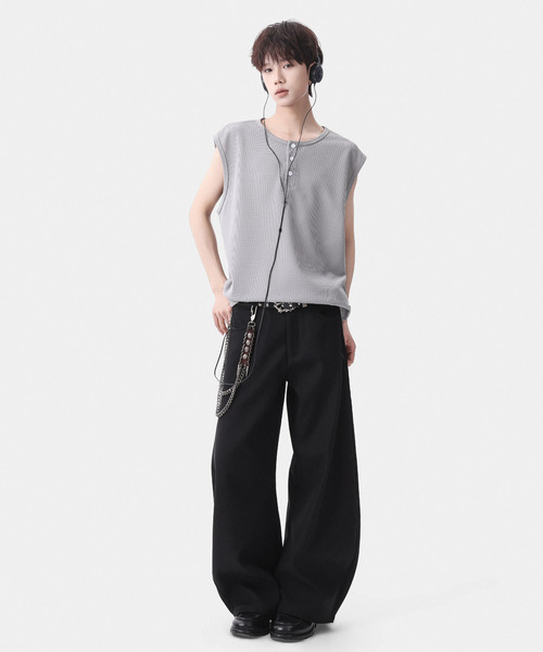 neos(ネオス)の「【neos】ワッフルヘンリーネック ノースリーブTシャツ ルーズシルエット タンクトップ(タンクトップ・メンズ・ブラック/ホワイト/グレー・MEDIUM/X-LARGE/LARGE)」の10枚目の写真