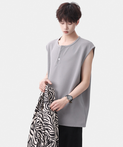 neos(ネオス)の「【neos】ワッフルヘンリーネック ノースリーブTシャツ ルーズシルエット タンクトップ(タンクトップ・メンズ・ブラック/ホワイト/グレー・MEDIUM/X-LARGE/LARGE)」の11枚目の写真