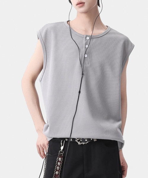neos(ネオス)の「【neos】ワッフルヘンリーネック ノースリーブTシャツ ルーズシルエット タンクトップ(タンクトップ・メンズ・ブラック/ホワイト/グレー・MEDIUM/X-LARGE/LARGE)」の13枚目の写真