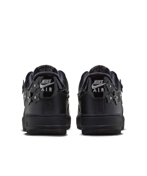 NIKE(ナイキ)の「ナイキ エア フォース 1 '07 “Florette” ウィメンズシューズ / Nike Air Force 1 '07 "Florette" Women's Shoes IR8637-001 Black(スニーカー・レディース・ブラック・22/23/25.5/25/24.5/24/23.5/22.5/26)」の6枚目の写真