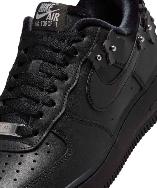 NIKE(ナイキ)の「ナイキ エア フォース 1 '07 “Florette” ウィメンズシューズ / Nike Air Force 1 '07 "Florette" Women's Shoes IR8637-001 Black(スニーカー・レディース・ブラック・22/23/25.5/25/24.5/24/23.5/22.5/26)」の7枚目の写真