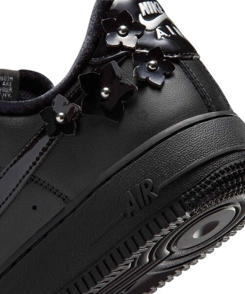 NIKE(ナイキ)の「ナイキ エア フォース 1 '07 “Florette” ウィメンズシューズ / Nike Air Force 1 '07 "Florette" Women's Shoes IR8637-001 Black(スニーカー・レディース・ブラック・22/23/25.5/25/24.5/24/23.5/22.5/26)」の8枚目の写真