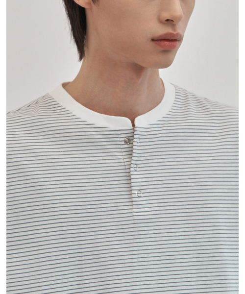 WORK ON BODY OFF（ワークオンボディオフ）の「マレ コットン ヘンリーネック 半袖Tシャツ [ホワイト ブルー]（Tシャツ/カットソー・メンズ・ホワイト×ブルー・MEDIUM/LARGE/X-LARGE）」の2枚目の写真