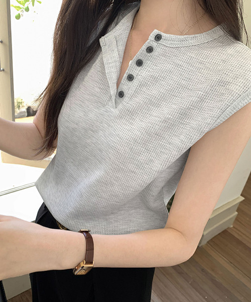 2ly2(トゥーリートゥー)の「夏のデイリーコーデに◎ ワッフル素材のボタンデザインノースリーブカットソー(Tシャツ/カットソー・レディース・グレー・FREE)」の9枚目の写真