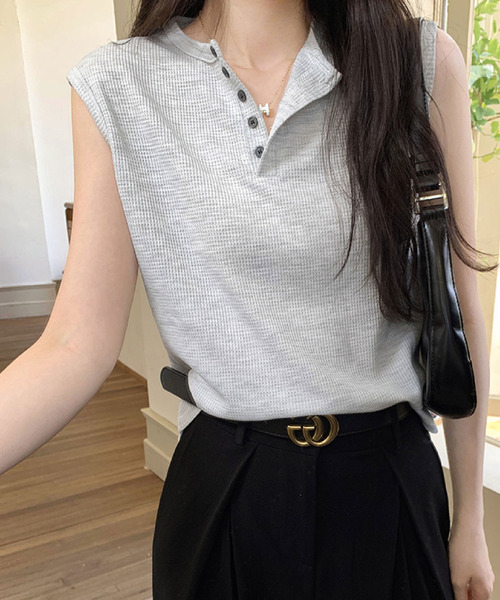 2ly2(トゥーリートゥー)の「夏のデイリーコーデに◎ ワッフル素材のボタンデザインノースリーブカットソー(Tシャツ/カットソー・レディース・グレー・FREE)」の10枚目の写真