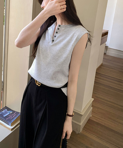 2ly2(トゥーリートゥー)の「夏のデイリーコーデに◎ ワッフル素材のボタンデザインノースリーブカットソー(Tシャツ/カットソー・レディース・グレー・FREE)」の12枚目の写真