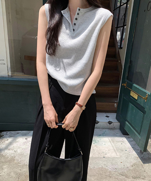 2ly2(トゥーリートゥー)の「夏のデイリーコーデに◎ ワッフル素材のボタンデザインノースリーブカットソー(Tシャツ/カットソー・レディース・グレー・FREE)」の14枚目の写真