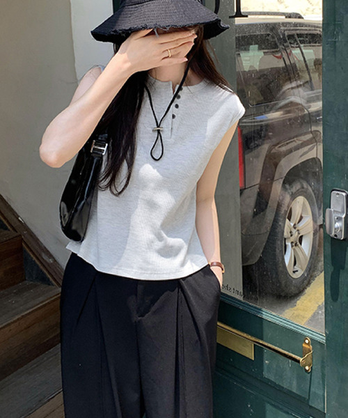 2ly2(トゥーリートゥー)の「夏のデイリーコーデに◎ ワッフル素材のボタンデザインノースリーブカットソー(Tシャツ/カットソー・レディース・グレー・FREE)」の4枚目の写真