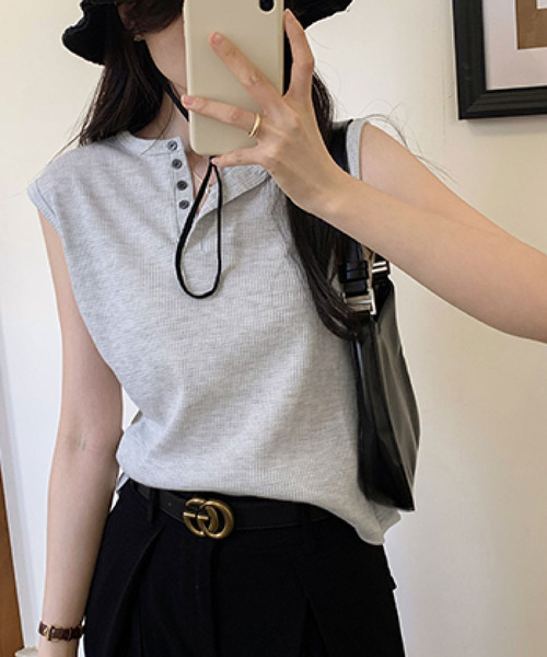 2ly2(トゥーリートゥー)の「夏のデイリーコーデに◎ ワッフル素材のボタンデザインノースリーブカットソー(Tシャツ/カットソー・レディース・グレー・FREE)」の6枚目の写真