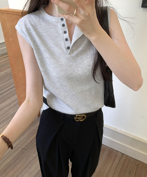 2ly2(トゥーリートゥー)の「夏のデイリーコーデに◎ ワッフル素材のボタンデザインノースリーブカットソー(Tシャツ/カットソー・レディース・グレー・FREE)」の8枚目の写真