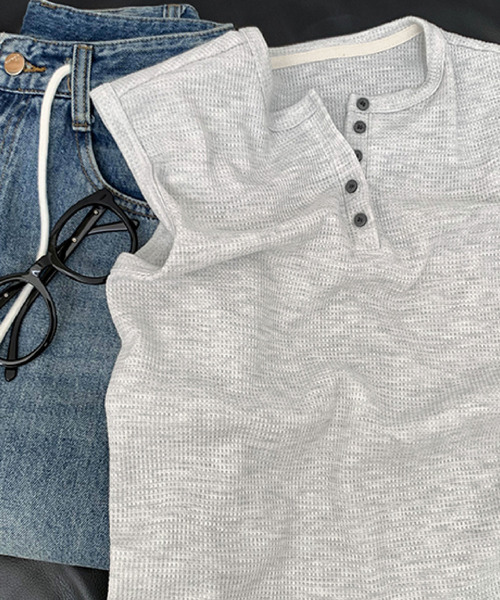 2ly2(トゥーリートゥー)の「夏のデイリーコーデに◎ ワッフル素材のボタンデザインノースリーブカットソー(Tシャツ/カットソー・レディース・グレー・FREE)」の2枚目の写真