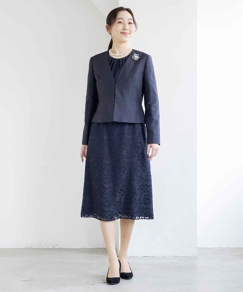 form forma(フォルムフォルマ)の「【Web限定】洗える|シャンタン素材と花柄オパールがポイントのアンサンブル(スーツセット・レディース・ネイビー/ピンク・9号/11号/13号/15号)」の1枚目の写真