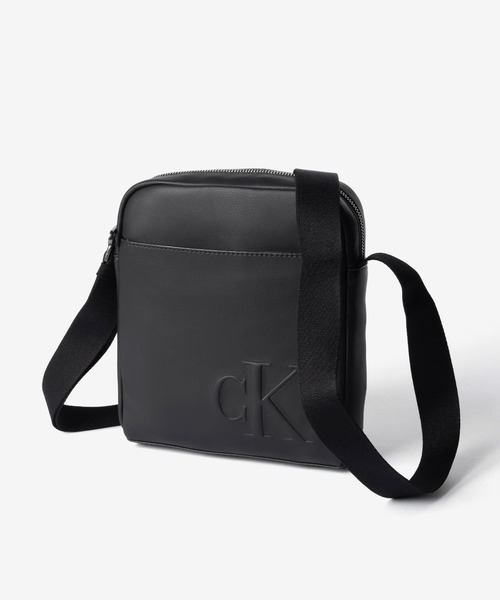 Calvin Klein(カルバン・クライン)の「Calvin Klein カルバンクライン BOLD CK REPORTER ボールド CK レポーター ショルダーバッグ(ショルダーバッグ・メンズ・ブラック・FREE)」の2枚目の写真