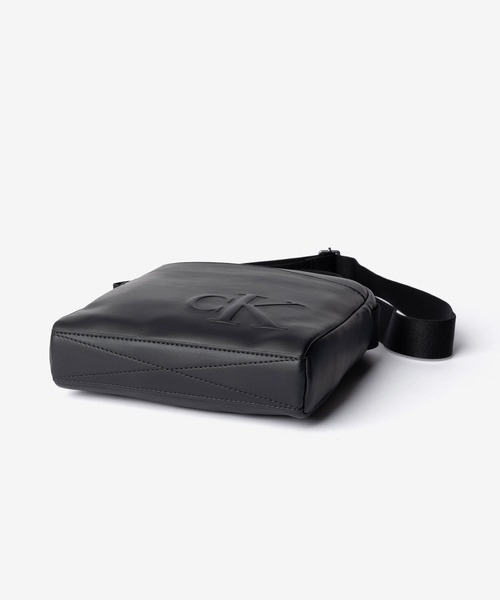 Calvin Klein(カルバン・クライン)の「Calvin Klein カルバンクライン BOLD CK REPORTER ボールド CK レポーター ショルダーバッグ(ショルダーバッグ・メンズ・ブラック・FREE)」の5枚目の写真