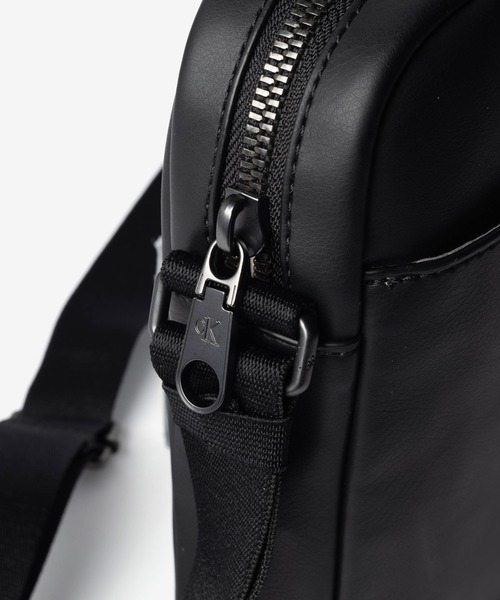 Calvin Klein(カルバン・クライン)の「Calvin Klein カルバンクライン BOLD CK REPORTER ボールド CK レポーター ショルダーバッグ(ショルダーバッグ・メンズ・ブラック・FREE)」の6枚目の写真