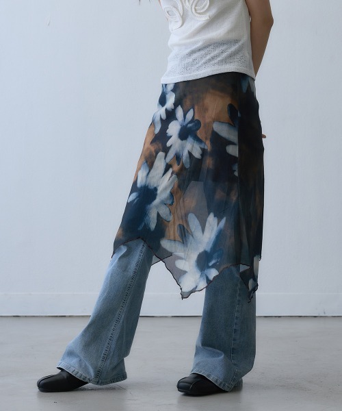 Clum(クルム)の「sheer floral layered skirt / シアーフラワーレイヤードスカート(スカート・レディース・ブラック・MEDIUM/LARGE/SMALL)」の2枚目の写真