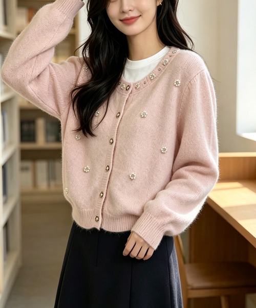 BLoomMe(ブルームミー)の「パールフラワーが華やぐ、フェミニンニットカーディガン(カーディガン/ボレロ・レディース・ピンク/グレー/ダークグレー/ホワイト・M)」の7枚目の写真
