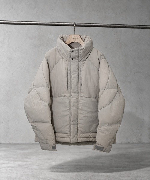 WHITE MOUNTAINEERING(ホワイトマウンテニアリング)の「【White Mountaineering / ホワイトマウンテニアリング】WM×TAION DOWN JACKET(ダウンジャケット/コート・メンズ・ライトグレー・2/1/0)」の1枚目の写真
