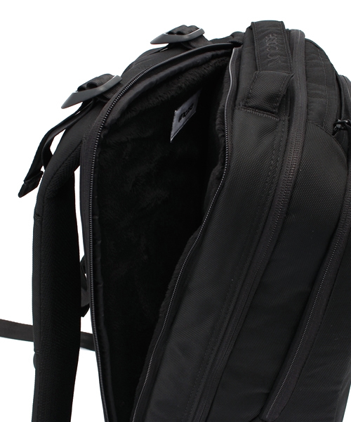 incase（インケース）の「CL55532 Icon Pack Nylon（バックパック/リュック・メンズ・ブラック・ONE SIZE）」の5枚目の写真