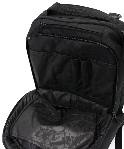 incase（インケース）の「CL55532 Icon Pack Nylon（バックパック/リュック・メンズ・ブラック・ONE SIZE）」の14枚目の写真