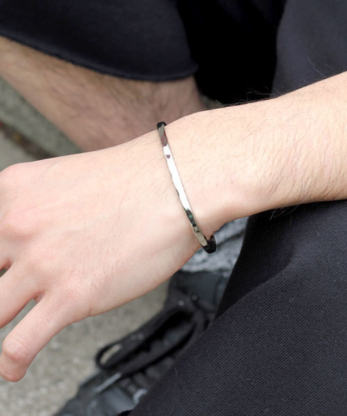 LUGG NAGG（ラグナグ）の「BRASS 鎚目バングル（バングル/リストバンド・メンズ・ゴールド/シルバー/アンティークシルバー・FREE）」の2枚目の写真