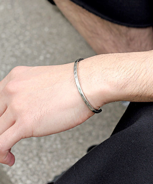 LUGG NAGG（ラグナグ）の「BRASS 鎚目バングル（バングル/リストバンド・メンズ・ゴールド/シルバー/アンティークシルバー・FREE）」の3枚目の写真