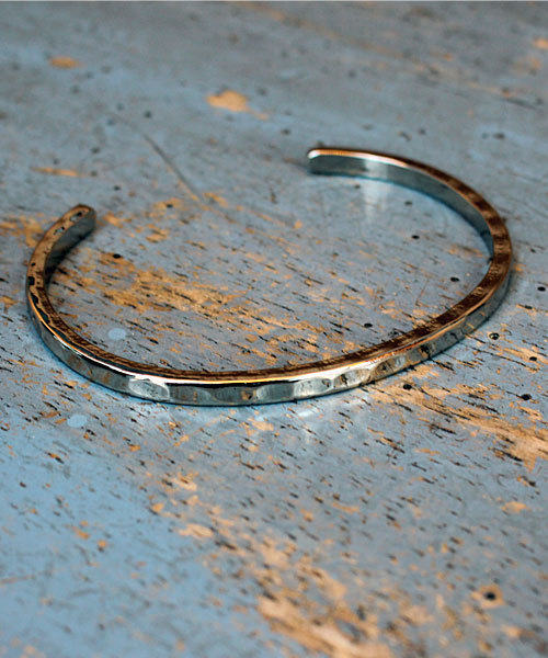 LUGG NAGG（ラグナグ）の「BRASS 鎚目バングル（バングル/リストバンド・メンズ・ゴールド/シルバー/アンティークシルバー・FREE）」の11枚目の写真