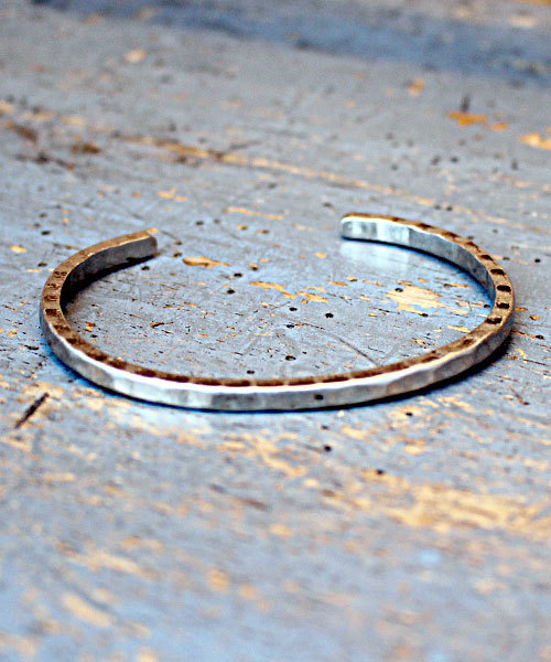 LUGG NAGG（ラグナグ）の「BRASS 鎚目バングル（バングル/リストバンド・メンズ・ゴールド/シルバー/アンティークシルバー・FREE）」の12枚目の写真