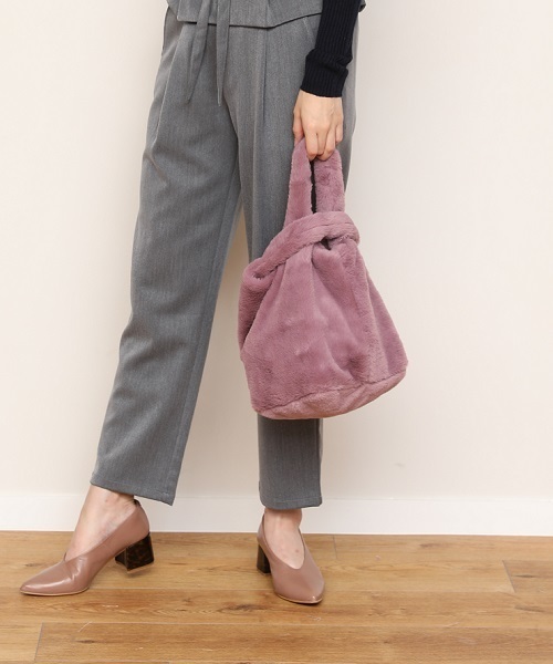 STYLEDOOR(スタイルドア)の「エコファーミニバッグ(トートバッグ・レディース・ライトグレー/ネイビー/ラベンダー/カーキ/キャメル・FREE)」の4枚目の写真