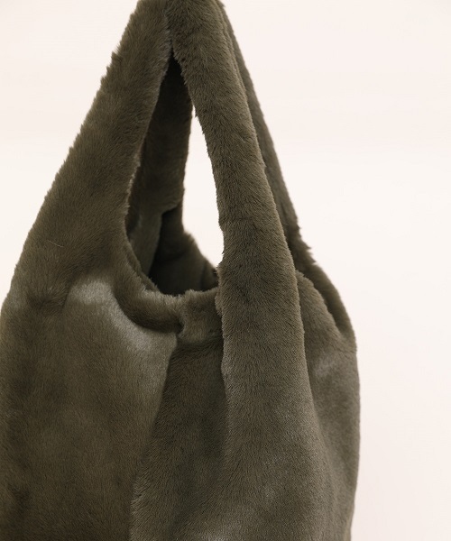 STYLEDOOR(スタイルドア)の「エコファーミニバッグ(トートバッグ・レディース・ライトグレー/ネイビー/ラベンダー/カーキ/キャメル・FREE)」の8枚目の写真