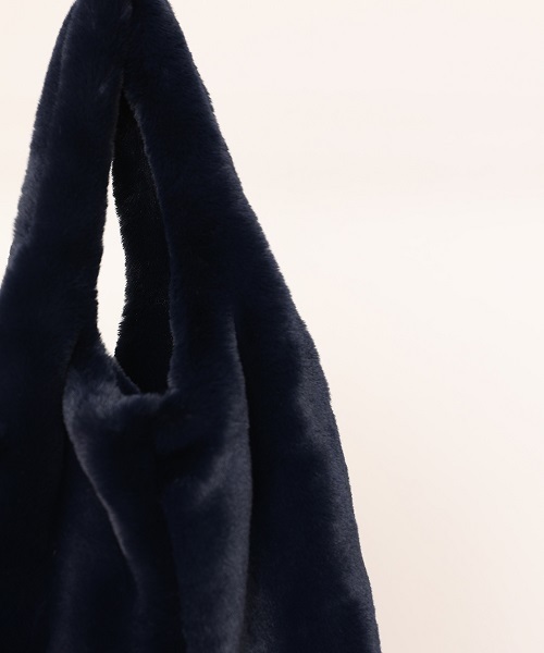 STYLEDOOR(スタイルドア)の「エコファーミニバッグ(トートバッグ・レディース・ライトグレー/ネイビー/ラベンダー/カーキ/キャメル・FREE)」の9枚目の写真